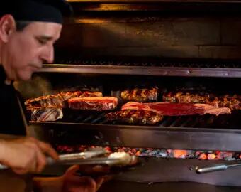 La pasión de una familia por la carne perdura en el restaurante Don Julio de Buenos Aires. Ofrece solo carne de ganado alimentado con pasto.