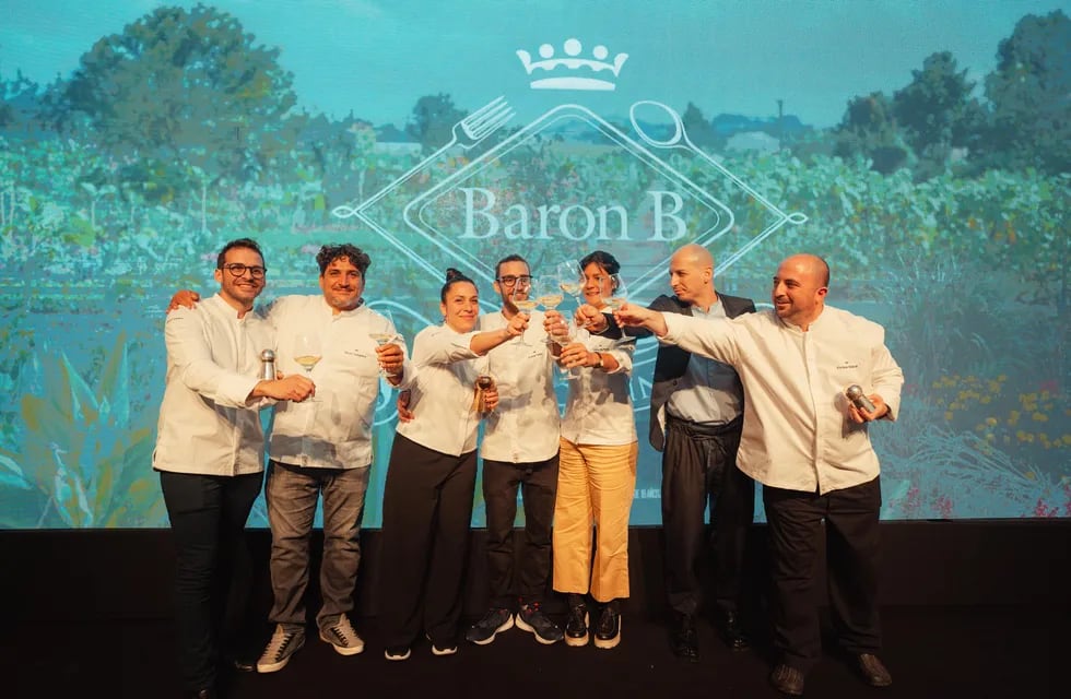 Los finalistas de la última edición del Prix de Baron B - Édition Cuisine junto al jurado. - Gentileza