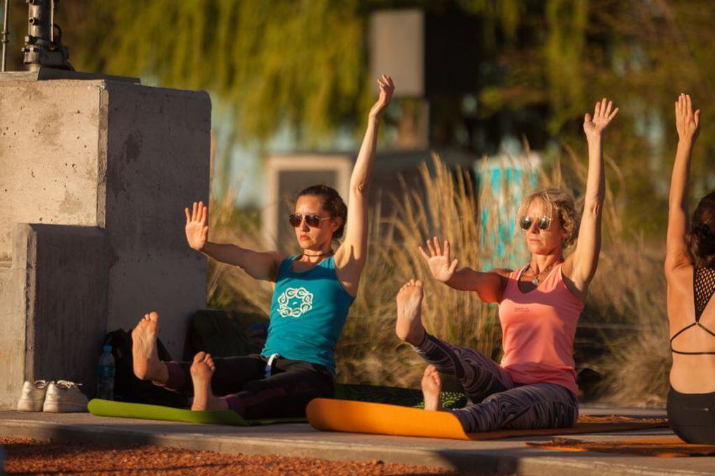 
    Yoga, una actividad para realizarla con amigos.
   