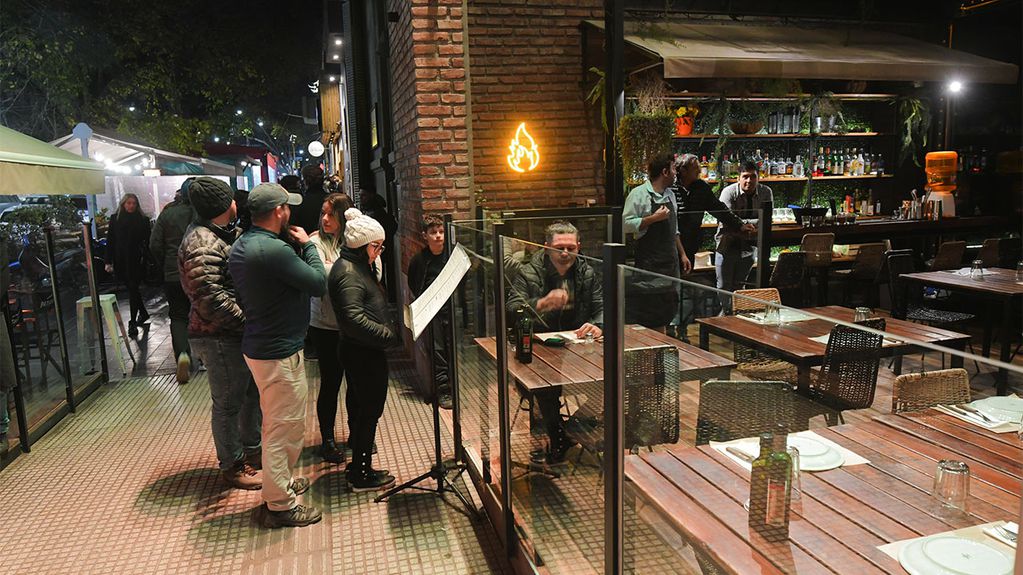 En calle Sarmiento ya no solo se concentran las parrillas del centro, también hay alternativas gourmets. - Foto: José Gutierrez / Los Andes