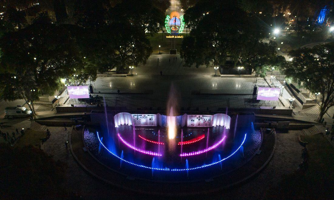 Hermosa vista aérea de la renovada fuente de la Plaza Independencia.