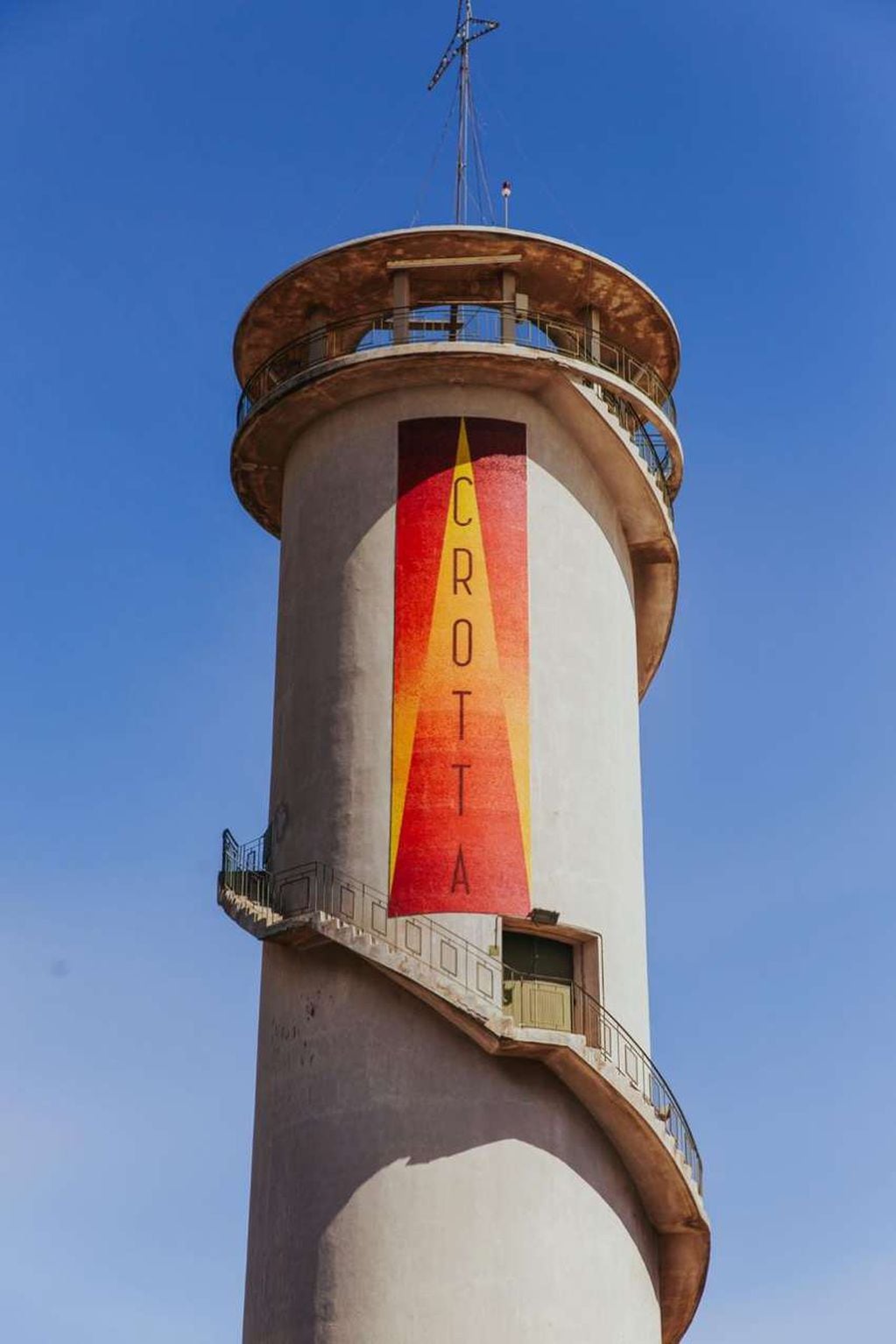 Torre de vinos de Bodega Crotta.