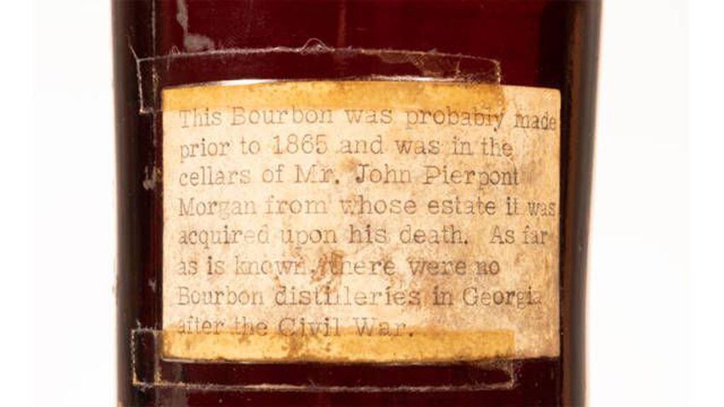 La etiqueta de la botella más antigua de whisky del mundo. Habla de la fecha de embotellado y el primer dueños: JP Morgan.