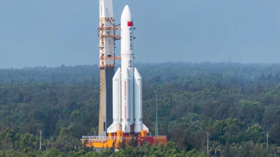 El cohete chino pesa más de 22 toneladas y viaja sin control. 