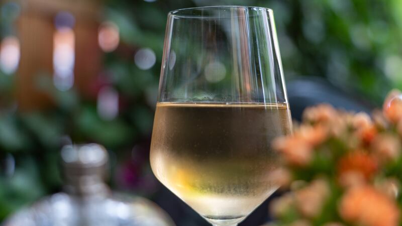 La mejor forma de enfriar rápidamente una botella de vino blanco