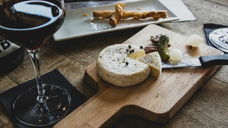 Se viene el día del queso y qué mejor que una guía para maridarlo con los mejores vinos