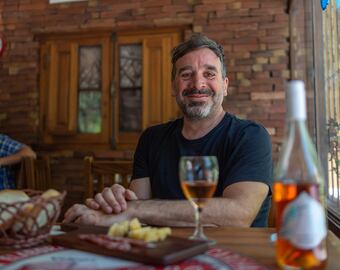 Gabriel Campana enólogo de Terra Camiare, Colonia Caroya, Córdoba.
PH: Lola Saldivar