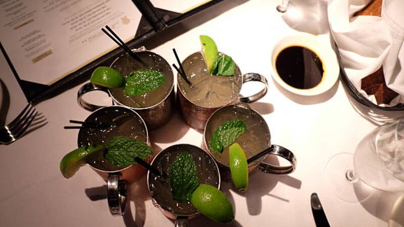 Variaciones de Moscow Mule: el cóctel en tendencia que puede reversionarse