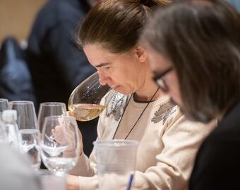 Primer Concurso Nacional de Vinos Guarda 14
El evento se desarrolló durante toda la mañana de este viernes en Sheraton Mendoza Hotel. Allí, más de 250 muestras de unas 130 bodegas son degustadas por los jurados, en busca de los mejores vinos.
Foto: Ignacio Blanco / Los Andes