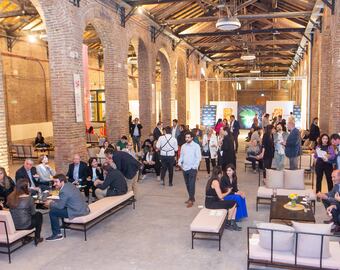 Varios invitados a la Gala de premiación del tercer Concurso Nacional de Vinos y Espirituosas de Guarda 14 llegaron temprano al Espacio Arizu para no perderse nada de lo que había pensado para la noche. Foto: Gentileza