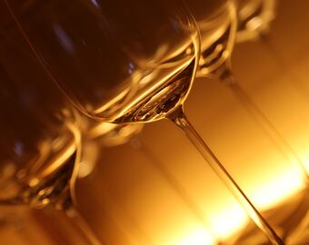 Vino y luz, uno de los problemas menos conocidos pero significativamente dañinos.