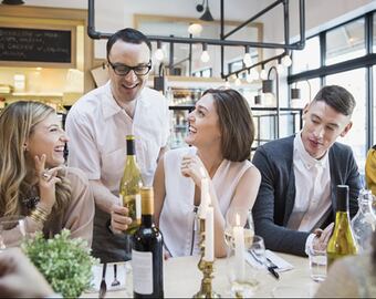El descorche en un restaurante.
