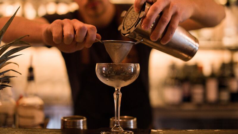 Cuatro cócteles con mezcal, el licor de moda en los tragos de autor