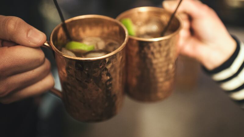 Cómo preparar Moscow Mule, el trago que Bad Bunny puso de moda y es furor