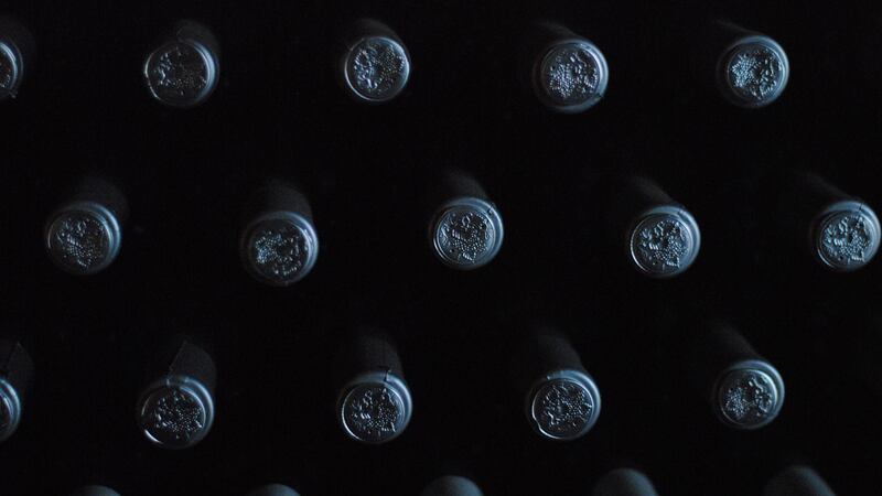 Para qué sirven las fundas en las botellas de vino y cuál es la forma correcta de sacarla