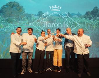 Los finalistas de la última edición del Prix de Baron B - Édition Cuisine junto al jurado. - Gentileza