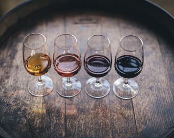 Qué dice el color del vino.