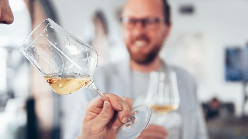 El simple ejercicio olfativo para aprender a catar un vino