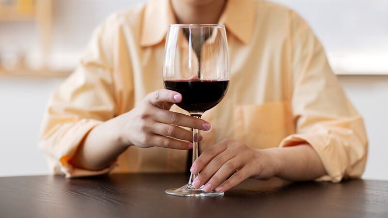 El vino abre o cierra el apetito: un estudio confirmó cuál es su efecto antes de las comidas
