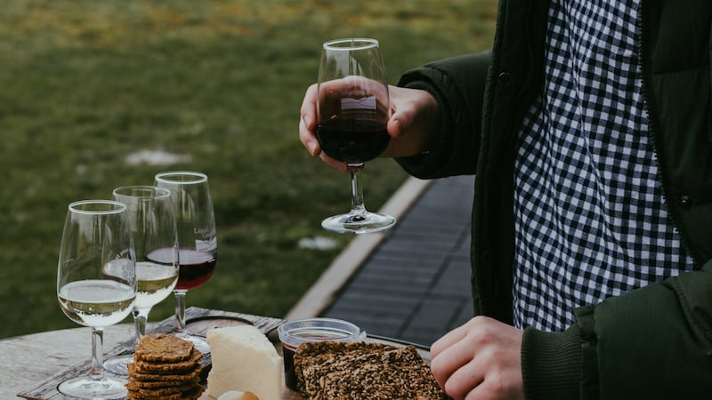 Beber vino con las comidas, ¿por qué podría actuar como “protector” de la salud?