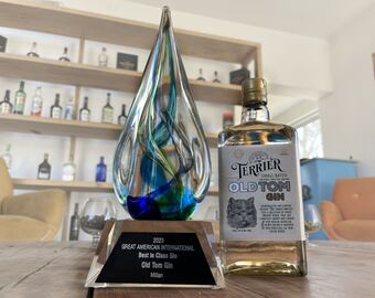 Terrier Old Tom, el primer gin argentino en lograr el máximo galardón de Great American IWC 2023 .