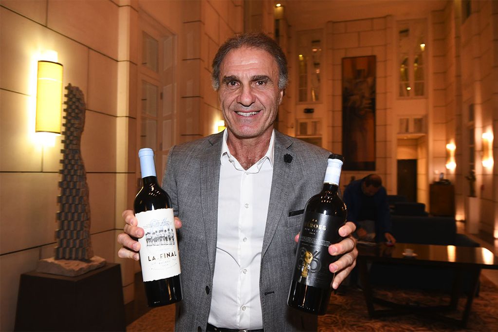 Oscar Ruggeri con los vinos de los campeones del '86. - José Gutierrez / Los Andes  