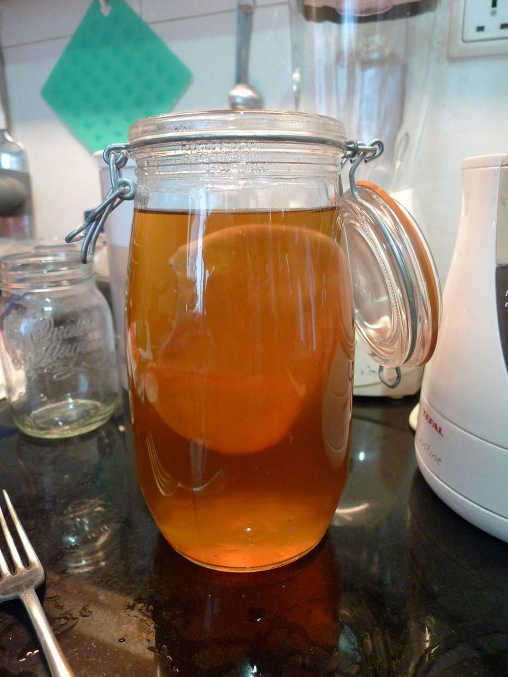 La kombucha es una bebida fermentada a base de té, de sabor ligeramente ácido. 