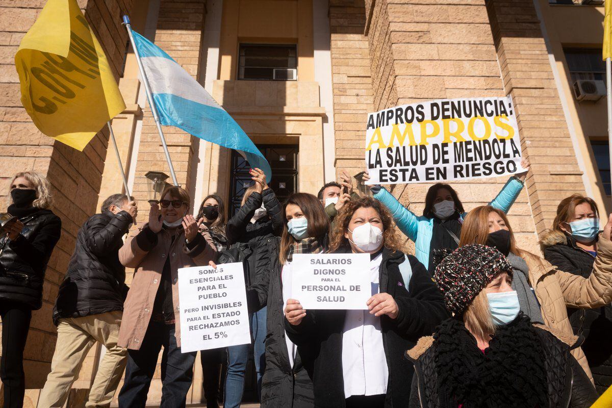 Mendoza 1 de julio de 2021
Trabajadores de la salud protestaron por las calles de Mendoza y Casa de Gobierno reclamando aumento salarial y bonos adeudados.Foto: Ignacio Blanco / Los Andes 