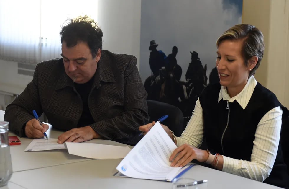 Alejandro Vigil y Jimena Latorre firmaron un convenio para promover la generación del sello mendocino de producción sustentable.